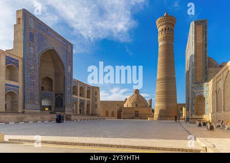 Vue panoramique de Pve Kalan - un complexe religieux islamique situé autour du minaret Kalan à Boukhara, Ouzbékistan Banque D'Images