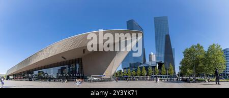 Rotterdam, pays-Bas – 28 août 2024 : vue panoramique de Rotterdam Centraal, façade et entrée du bâtiment de la gare centrale. Banque D'Images