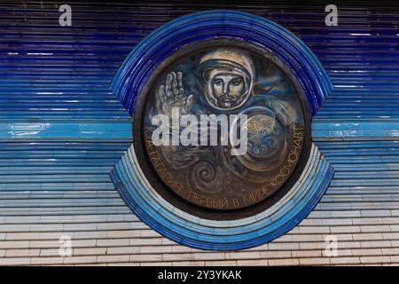 TACHKENT, OUZBÉKISTAN - 6 MAI 2024 : mur de Youri Gagarine dans la station de métro de Tachkent Cosmonaute. Banque D'Images