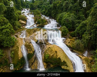 Cascades tropicales avec ruisseau rapide sur les rochers. Aliwagwag Falls. Mindanao, Philippines. Banque D'Images