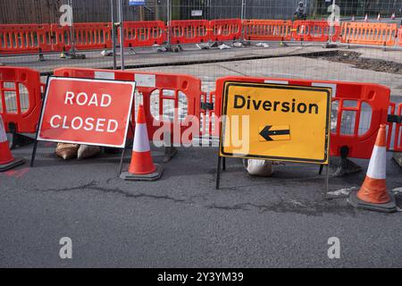 Route fermée et panneaux de déviation sur la route sous travaux et entretien dans le centre de Southampton Royaume-Uni 2 février 2024 Banque D'Images