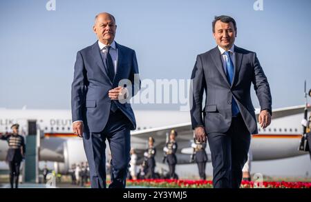 Samarcande, Ouzbékistan. 15 septembre 2024. Le chancelier fédéral Olaf Scholz (à gauche, SPD) est accueilli à l'aéroport par Abdulla Aripov, premier ministre d'Ouzbékistan. Scholz visite pour la première fois deux des cinq anciennes républiques soviétiques d'Asie centrale, l'Ouzbékistan et le Kazakhstan. Son premier arrêt est la ville oasis ouzbèke vieille de plus de 2 500 ans de Samarcande sur la route de la soie. Crédit : Michael Kappeler/dpa/Alamy Live News Banque D'Images