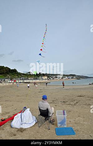 Lyme Regis, Devon, Royaume-Uni. 15 septembre 2024. Sur une brise chaude et douce des cerfs-volants sont vus voler sur la plage de Lyme Regis. Crédit photo : Robert Timoney/Alamy Live News Banque D'Images