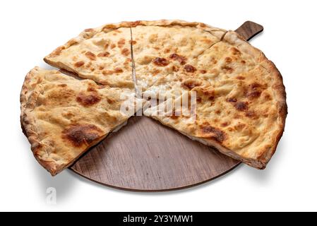 Focaccia de Recco, Ligurie, Italie. Pain plat fait avec de la farine et de l'huile d'olive rempli de fromage mou, tranches sur planche à découper en bois isolé sur Banque D'Images