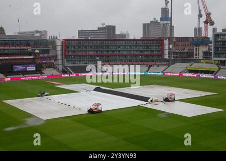 Les couvertures de pluie sont sur Old Trafford alors que de fortes pluies tombent avant le troisième match de Vitality IT20 Series Angleterre contre Australie à Old Trafford, Manchester, Royaume-Uni, le 15 septembre 2024 (photo par Gareth Evans/News images) Banque D'Images