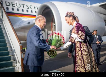 Samarcande, Ouzbékistan. 15 septembre 2024. Le chancelier fédéral Olaf Scholz (SPD) est accueilli à l'aéroport par . Scholz visite pour la première fois l'Ouzbékistan et le Kazakhstan, deux des cinq anciennes républiques soviétiques d'Asie centrale. Son premier arrêt est la ville oasis ouzbèke vieille de plus de 2 500 ans de Samarcande sur la route de la soie. Crédit : Michael Kappeler/dpa/Alamy Live News Banque D'Images