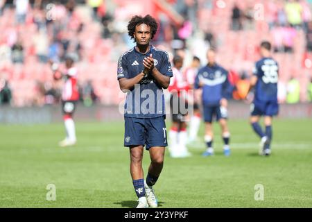 Southampton, Royaume-Uni. 14 septembre 2024. Southampton, Royaume-Uni. 14 septembre 2024. L'attaquant du Manchester United Joshua Zirkzee (11 ans) applaudit les fans du Manchester United après le match Southampton FC contre Manchester United FC English premier League à Mary's Stadium, Southampton, Angleterre, Royaume-Uni le 14 septembre 2024 crédit : Every second Media/Alamy Live News Banque D'Images