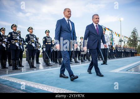 Samarcande, Ouzbékistan. 15 septembre 2024. Le Chancelier fédéral Olaf Scholz (à gauche, SPD) est accueilli avec les honneurs militaires par Shavkat Mirziyoyev (Shavkat Miromonovitch Mirziyoyev), Président de l'Ouzbékistan. Avec l'Ouzbékistan et le Kazakhstan, Scholz visite pour la première fois deux des cinq anciennes républiques soviétiques d'Asie centrale. Son premier arrêt est la ville oasis ouzbèke vieille de plus de 2 500 ans de Samarcande sur la route de la soie. Crédit : Michael Kappeler/dpa/Alamy Live News Banque D'Images