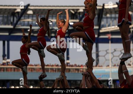 Kansas City, KS, États-Unis. 13 septembre 2024. Les cheerleaders des Jayhawks du Kansas jouent lors d'un match contre les rebelles de l'UNLV au Children's Mercy Park à Kansas City, au Kansas. David Smith/CSM/Alamy Live News Banque D'Images