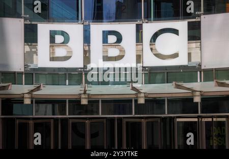 Londres, Royaume-Uni. 15 septembre 2024. L'ancien lecteur de nouvelles, Huw Edwards, comparaîtra au tribunal de première instance de Westminster le 16 septembre. Il a apporté un autre scandale à la BBC. Il a admis avoir 41 images indécentes, qui lui avaient été envoyées par un autre homme sur WhatsApp. Ils comprenaient sept images de catégorie A - la classification la plus sérieuse. Deux concernaient un enfant âgé d'environ sept à neuf ans, BBC Broadcasting House à Portland place, où la première émission de radio à partir du bâtiment a été faite le 15 mars 1932. Crédit : Karl Black/Alamy Live News Banque D'Images