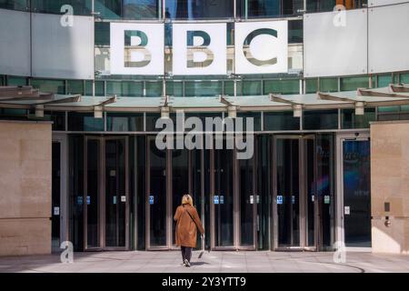 Londres, Royaume-Uni. 15 septembre 2024. L'ancien lecteur de nouvelles, Huw Edwards, comparaîtra au tribunal de première instance de Westminster le 16 septembre. Il a apporté un autre scandale à la BBC. Il a admis avoir 41 images indécentes, qui lui avaient été envoyées par un autre homme sur WhatsApp. Ils comprenaient sept images de catégorie A - la classification la plus sérieuse. Deux concernaient un enfant âgé d'environ sept à neuf ans, BBC Broadcasting House à Portland place, où la première émission de radio à partir du bâtiment a été faite le 15 mars 1932. Crédit : Karl Black/Alamy Live News Banque D'Images