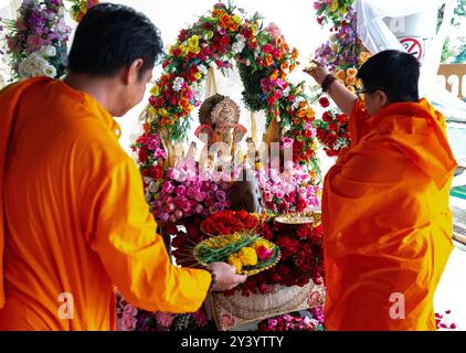 Les prêtres hindous de Gurudeva Ashram exécutent le rituel d’immersion de l’idole d’argile du Seigneur Ganesha dans la rivière après la conclusion du festival Ganesh Chaturthi 2024. Cet acte symbolise le retour de la divinité au ciel à la rivière Ping à Chiang mai, en Thaïlande. Ganesh Chaturthi est un festival dédié au Seigneur Ganesha. On croit que pendant ce temps, Ganesha descend pour bénir ses dévots. Célébré avec de grands rituels dans le monde entier, le festival se termine par l'immersion d'idoles d'argile, symbolisant que pendant que la forme physique se dissout, la foi perdure. Cette année marque la première Banque D'Images