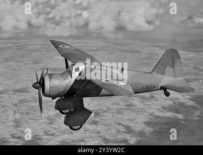 Un Westland Lysander Mark 1, un avion de coopération et de liaison de l'armée britannique de la IIe Guerre mondiale, a atteint la renommée grâce à sa capacité à opérer à partir de courtes portions de piste d'atterrissage non préparée et ses missions clandestines pour installer ou récupérer des agents derrière les lignes ennemies, en particulier dans la France occupée par les nazis. Banque D'Images