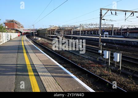 Un moment tranquille sur le quai 12 à la gare de Crewe tôt le matin. Banque D'Images