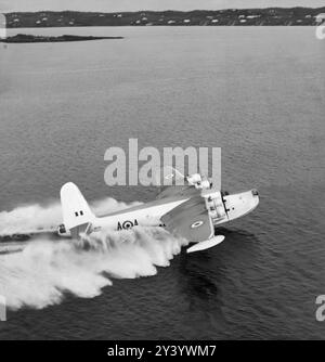 Un court hydravion Sunderland S25 décolle. Les équipages allemands de U-Boot l'appelaient le «Flying Porcupine» parce qu'il était si efficace pour nettoyer les ponts des sous-marins Jerry. Les Sunderlands endommagèrent ou coulèrent pas moins de 43 sous-marins allemands et 12 de la marine italienne, pour la perte de seulement dix Sunderlands. Banque D'Images