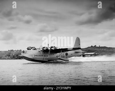 Un court hydravion Sunderland S25 décolle. Les équipages allemands de U-Boot l'appelaient le «Flying Porcupine» parce qu'il était si efficace pour nettoyer les ponts des sous-marins Jerry. Les Sunderlands endommagèrent ou coulèrent pas moins de 43 sous-marins allemands et 12 de la marine italienne, pour la perte de seulement dix Sunderlands. Banque D'Images