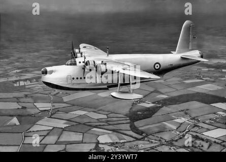 Un Sunderland S25 court en patrouille. Les équipages allemands de U-Boot l'appelaient le «Flying Porcupine» parce qu'il était si efficace pour nettoyer les ponts des sous-marins Jerry. Les Sunderlands endommagèrent ou coulèrent pas moins de 43 sous-marins allemands et 12 de la marine italienne, pour la perte de seulement dix Sunderlands. Banque D'Images