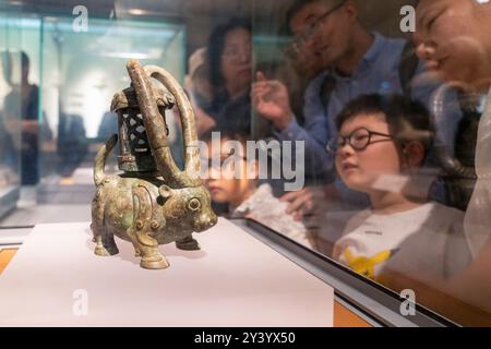 Pékin, province chinoise du Jiangsu. 15 septembre 2024. Les enfants visitent le musée de Nanjing à Nanjing, dans la province du Jiangsu de l'est de la Chine, 15 septembre 2024. Le festival de la mi-automne est l'une des fêtes traditionnelles les plus importantes de Chine. Ayant lieu annuellement le 15ème jour du huitième mois du calendrier lunaire chinois, il sera observé le 17 septembre de cette année. Crédit : du Yi/Xinhua/Alamy Live News Banque D'Images