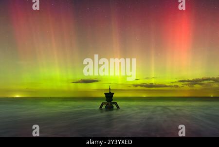 Les spectaculaires Aurora Borealis dansent au fil du temps et de la cloche de marée à Happisburgh, Norfolk Banque D'Images