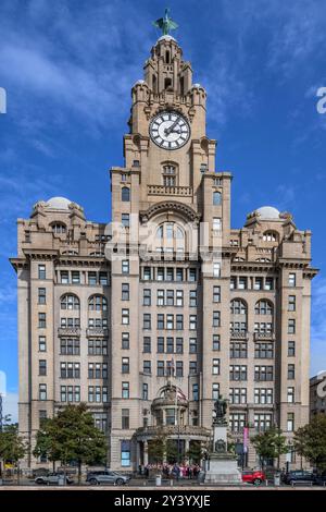 Le Royal Liver Building sur le front de mer de Liverpool Pierhead. L'un des bâtiments des trois grâces sur le front de mer. Banque D'Images