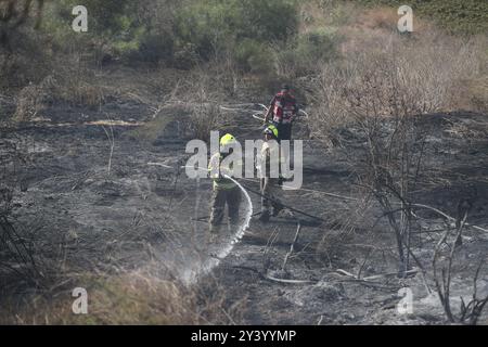 LOD, Lod dans le centre d'Israël. 15 septembre 2024. Les pompiers travaillent pour éteindre un incendie causé par un missile sol-sol, près de Lod dans le centre d’Israël, le 15 septembre 2024. Un missile sol-sol à longue portée tiré depuis le Yémen a frappé dimanche une zone inhabitée près de l'aéroport international d'Israël à l'extérieur de tel Aviv, selon des sources israéliennes. Crédit : Jamal Awad/Xinhua/Alamy Live News Banque D'Images