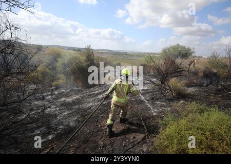 LOD, Lod dans le centre d'Israël. 15 septembre 2024. Un pompier travaille à éteindre un incendie causé par un missile sol-sol, près de Lod dans le centre d’Israël, le 15 septembre 2024. Un missile sol-sol à longue portée tiré depuis le Yémen a frappé dimanche une zone inhabitée près de l'aéroport international d'Israël à l'extérieur de tel Aviv, selon des sources israéliennes. Crédit : Jamal Awad/Xinhua/Alamy Live News Banque D'Images