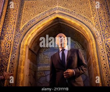 Samarcande, Ouzbékistan. 15 septembre 2024. Le Chancelier fédéral Olaf Scholz (SPD) visite la mosquée Tilla-Kari, site classé au patrimoine mondial de l'UNESCO. Scholz visite pour la première fois deux des cinq anciennes républiques soviétiques d'Asie centrale, l'Ouzbékistan et le Kazakhstan. Son premier arrêt est la ville oasis ouzbèke vieille de plus de 2500 ans de Samarcande sur la route de la soie. Crédit : Michael Kappeler/dpa/Alamy Live News Banque D'Images