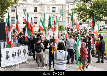 Londres, Royaume-Uni. 15 septembre 2024. Un groupe d'Iraniens vivant à Londres s'est réuni pour célébrer le deuxième anniversaire du mouvement "femme, vie, liberté", déclenché à la suite de la mort tragique de Mahsa Amini. L'événement, réfléchissant au message durable du mouvement, a mis en lumière la lutte en cours pour les droits et la liberté des femmes en Iran, en écho profondément avec les membres de la diaspora. Crédit : Sinai Noor/Alamy Live News Banque D'Images