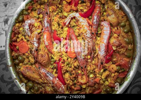 Plat typique espagnol paella avec riz et crevettes maison Banque D'Images