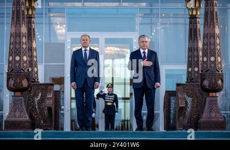 Samarcande, Ouzbékistan. 15 septembre 2024. Le Chancelier fédéral Olaf Scholz (à gauche, SPD) est accueilli avec les honneurs militaires par Shavkat Mirziyoyev (Shavkat Miromonovitch Mirziyoyev), Président de l'Ouzbékistan. Avec l'Ouzbékistan et le Kazakhstan, Scholz visite pour la première fois deux des cinq anciennes républiques soviétiques d'Asie centrale. Son premier arrêt est la ville oasis ouzbèke vieille de plus de 2 500 ans de Samarcande sur la route de la soie. Crédit : Michael Kappeler/dpa/Alamy Live News Banque D'Images