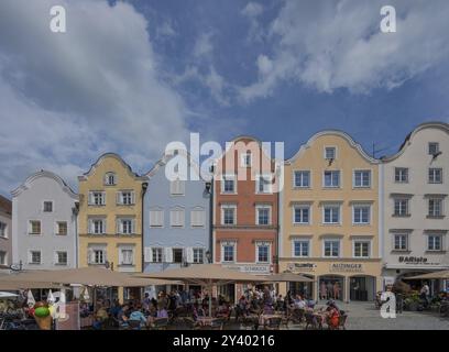 Rangée de maisons baroques tardives, cafés occupés en face, Schaerding, basse-Autriche, Autriche, Europe Banque D'Images