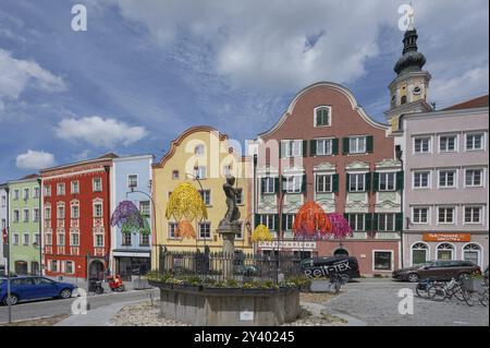 Rangée de maisons baroques tardives, fontaine avec St George en face, Schaerding, basse-Autriche, Autriche, Europe Banque D'Images