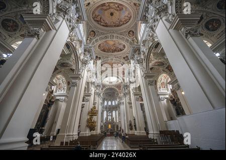 Intérieur avec stuc baroque et fresque au plafond créée au 17ème siècle, cathédrale de Passau, Passau, basse-Bavière, Bavière, Bavière, Allemagne, Europe Banque D'Images