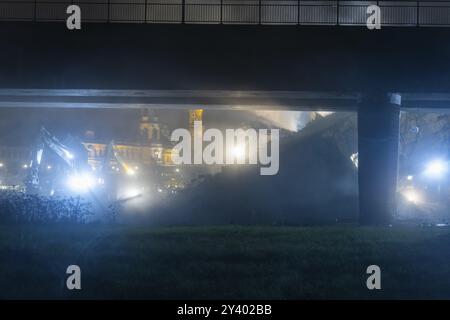 En raison d'une cause encore inconnue, une section du pont Carola s'est effondrée aux premières heures de la matinée. Sur une longueur d'environ 100 mètres, le se Banque D'Images