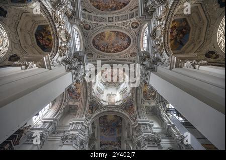 Stuc baroque et fresque au plafond créée au 17ème siècle, cathédrale de Passau, Passau, basse-Bavière, Bavière, Allemagne, Europe Banque D'Images