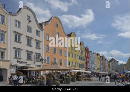 Rangée de maisons baroques tardives, cafés occupés en face, Schaerding, basse-Autriche, Autriche, Europe Banque D'Images