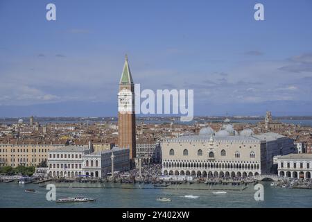Vue de la tour de l'église San Giorgio Maggiore à la place Saint-Marc, Venise, ville métropolitaine de Venise, Italie, Europe Banque D'Images