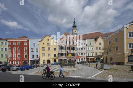 Rangée de maisons baroques tardives, fontaine Saint-Georges devant, église paroissiale derrière, place de la basse-ville, Schaerding, basse-Autriche, Autriche, Europe Banque D'Images