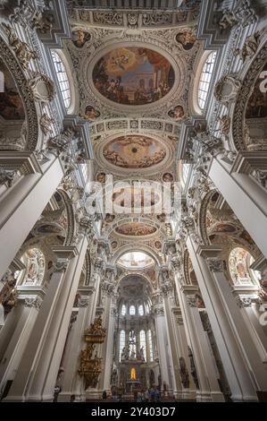 Intérieur avec stuc baroque et fresque au plafond créée au 17ème siècle, cathédrale de Passau, Passau, basse-Bavière, Bavière, Bavière, Allemagne, Europe Banque D'Images