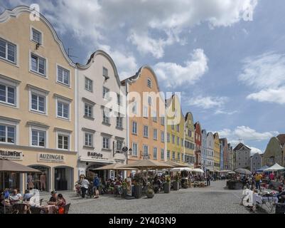 Rangée de maisons baroques tardives, cafés occupés en face, Schaerding, basse-Autriche, Autriche, Europe Banque D'Images