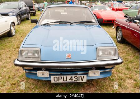 rochford, Essex, Royaume-Uni - 30 juin 2024 : un Vauxhall Cavalier GLS bleu vintage 1980 à l'événement de voitures de collection Lawns qui s'est tenu à The Lawns, Rochford, Essex. Banque D'Images