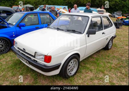 rochford, Essex, Royaume-Uni - 30 juin 2024 : une Ford Fiesta blanche vintage à l'événement de voitures de collection Lawns tenu à The Lawns, Rochford, Essex. Banque D'Images