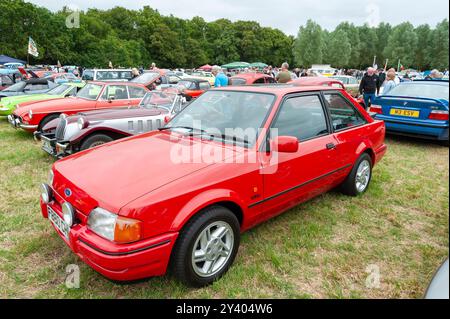 rochford, Essex, Royaume-Uni - 30 juin 2024 : une Ford XR3i rouge vintage à l'événement de voitures de collection Lawns qui s'est tenu à The Lawns, Rochford, Essex. Banque D'Images