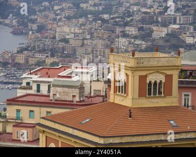 Vue détaillée du toit d'un bâtiment historique et du paysage urbain environnant, naples, mer méditerranée, italie Banque D'Images