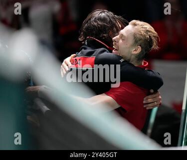 AO Arena, Manchester, Royaume-Uni. 15 septembre 2024. Finales de la Coupe Davis, phase de groupes, Groupe d jour 6 ; Frank Dancevic, capitaine du Canada, embrasse Denis Shapovalov du Canada après sa victoire sur Daniel Evans, de Grande-Bretagne, a mené le Canada à la finale de la Coupe Davis à Malaga plus tard cette année crédit : action plus Sports/Alamy Live News Banque D'Images