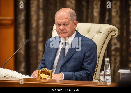 Samarcande, Ouzbékistan. 15 septembre 2024. Le Chancelier fédéral Olaf Scholz (SPD) participe à des entretiens avec Shavkat Mirziyoyev (Shavkat Miromonovich Mirziyoyev), président de l'Ouzbékistan. Scholz visite pour la première fois deux des cinq anciennes républiques soviétiques d'Asie centrale, l'Ouzbékistan et le Kazakhstan. Le premier arrêt est la ville oasis ouzbèke vieille de plus de 2 500 ans de Samarcande sur la route de la soie. Crédit : Michael Kappeler/dpa/Alamy Live News Banque D'Images