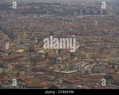 Vue panoramique d'une ville avec de nombreux bâtiments historiques et dômes, naples, mer méditerranée, italie Banque D'Images