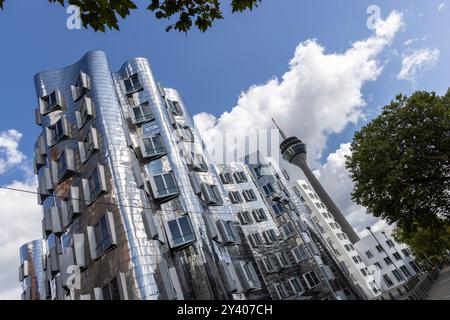 Düsseldorf , Allemagne - 25 août 2024 : emblématique tour de télévision du Rhin - tour de télécommunications en béton de 240 mètres de haut à Düsseldorf Banque D'Images