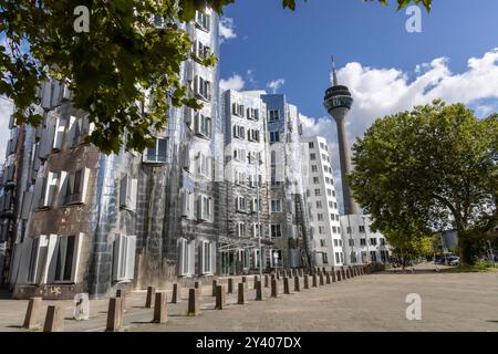 Düsseldorf , Allemagne - 25 août 2024 : emblématique tour de télévision du Rhin - tour de télécommunications en béton de 240 mètres de haut à Düsseldorf Banque D'Images