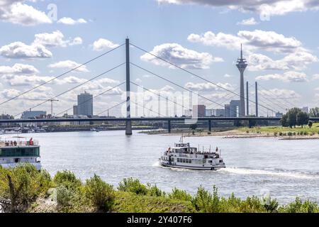 Düsseldorf , Allemagne - 25 août 2024 : vue sur la ville de Düsseldorf sur le Rhin en été. Au premier plan de la navigation rhénane Banque D'Images